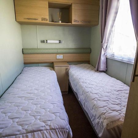 Отель Lovely Caravan With Wifi At Broadland Sands In Suffolk Ref 20035Bs Hopton on Sea Экстерьер фото