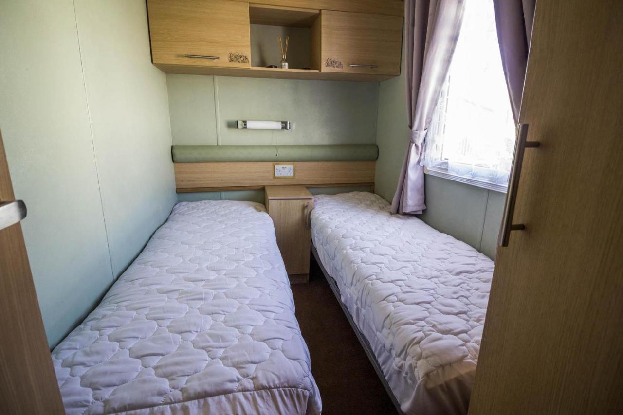 Отель Lovely Caravan With Wifi At Broadland Sands In Suffolk Ref 20035Bs Hopton on Sea Экстерьер фото