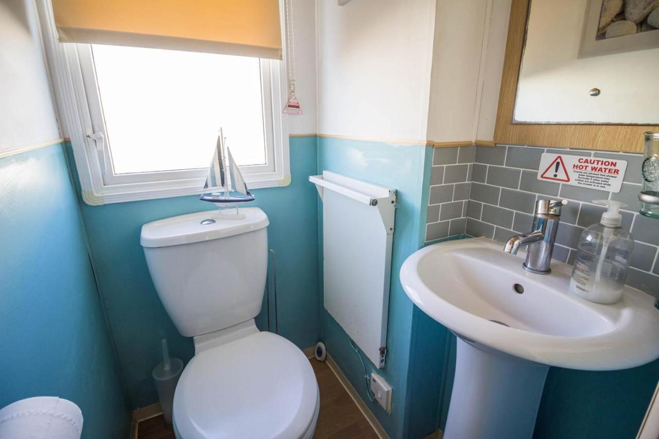 Отель Lovely Caravan With Wifi At Broadland Sands In Suffolk Ref 20035Bs Hopton on Sea Экстерьер фото