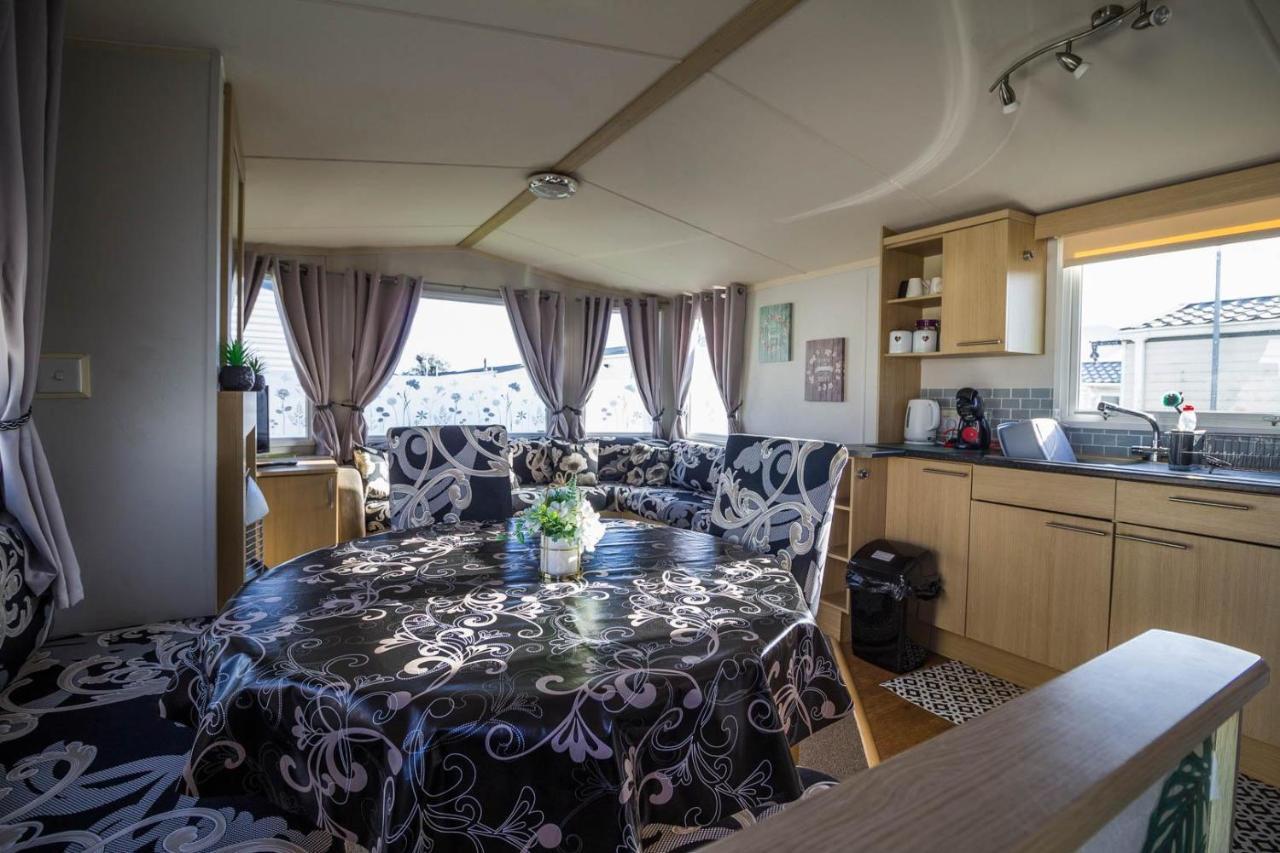 Отель Lovely Caravan With Wifi At Broadland Sands In Suffolk Ref 20035Bs Hopton on Sea Экстерьер фото