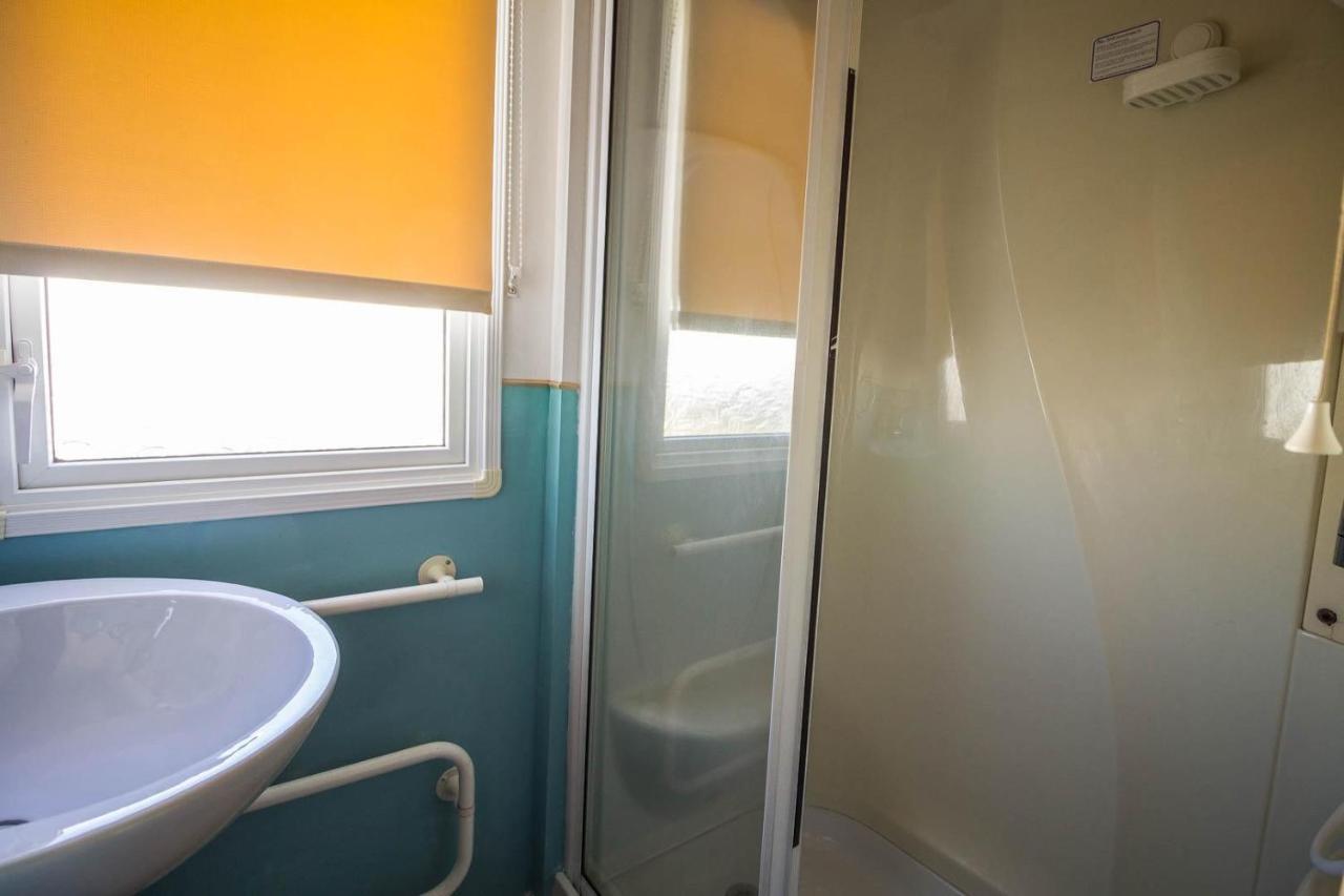 Отель Lovely Caravan With Wifi At Broadland Sands In Suffolk Ref 20035Bs Hopton on Sea Экстерьер фото