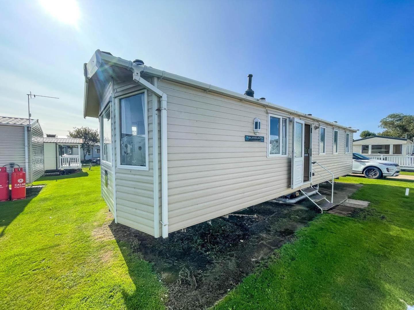 Отель Lovely Caravan With Wifi At Broadland Sands In Suffolk Ref 20035Bs Hopton on Sea Экстерьер фото